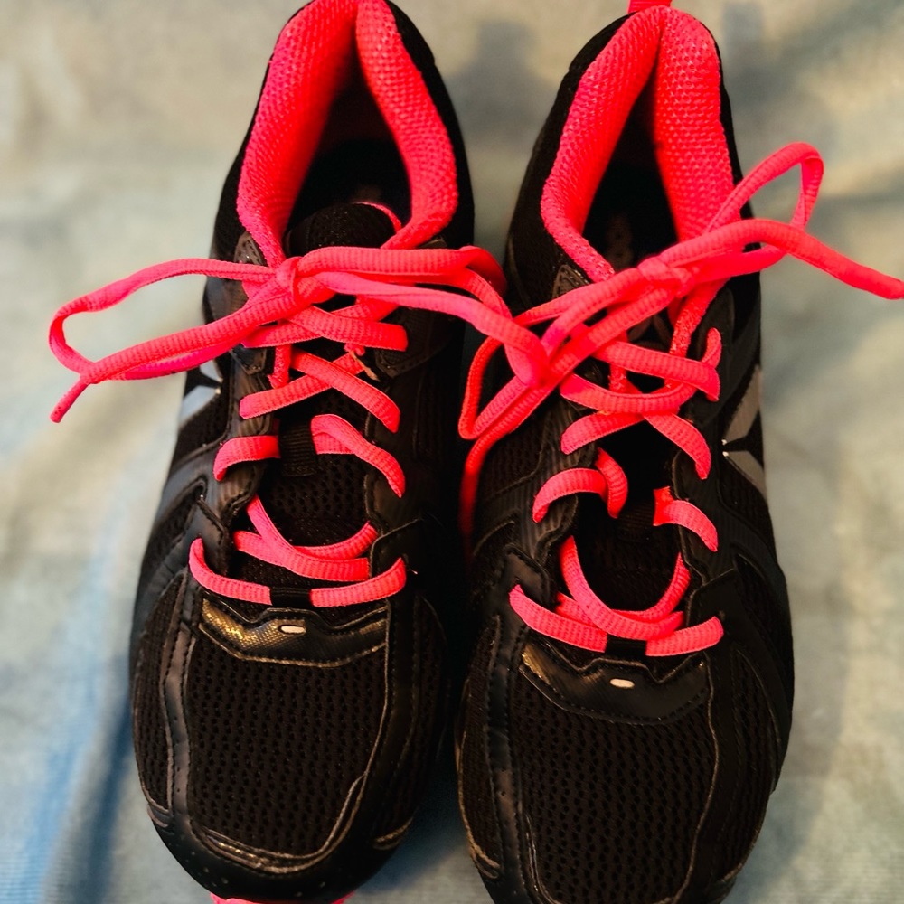 Reebok Runner Black & White Sneakers